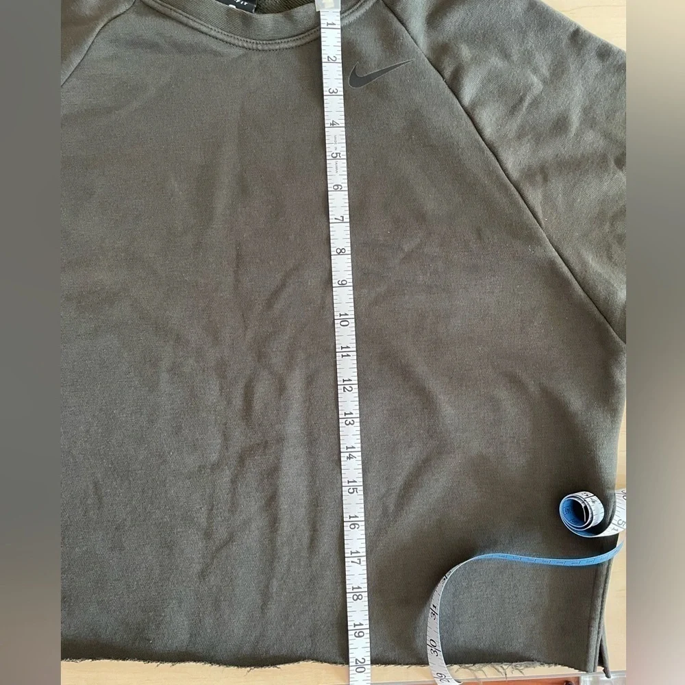 Nike Army Green dri fitsweat shirt size medium